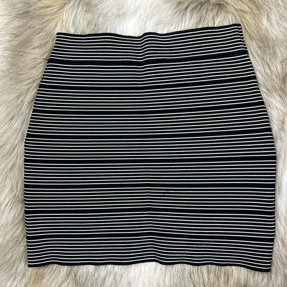 BCBGMAXAZRIA Black & White Stripped Bandage Mini Skirt, Medium - Picture 12 of 14